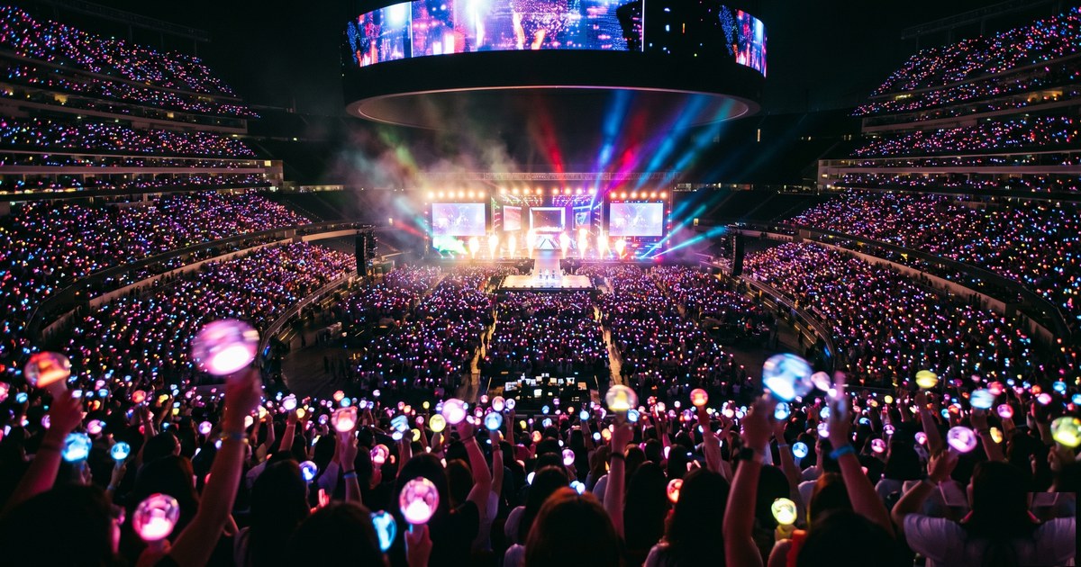 미국의 대형 스타디움 콘서트장을 가득 채운 K-pop 응원봉의 물결.